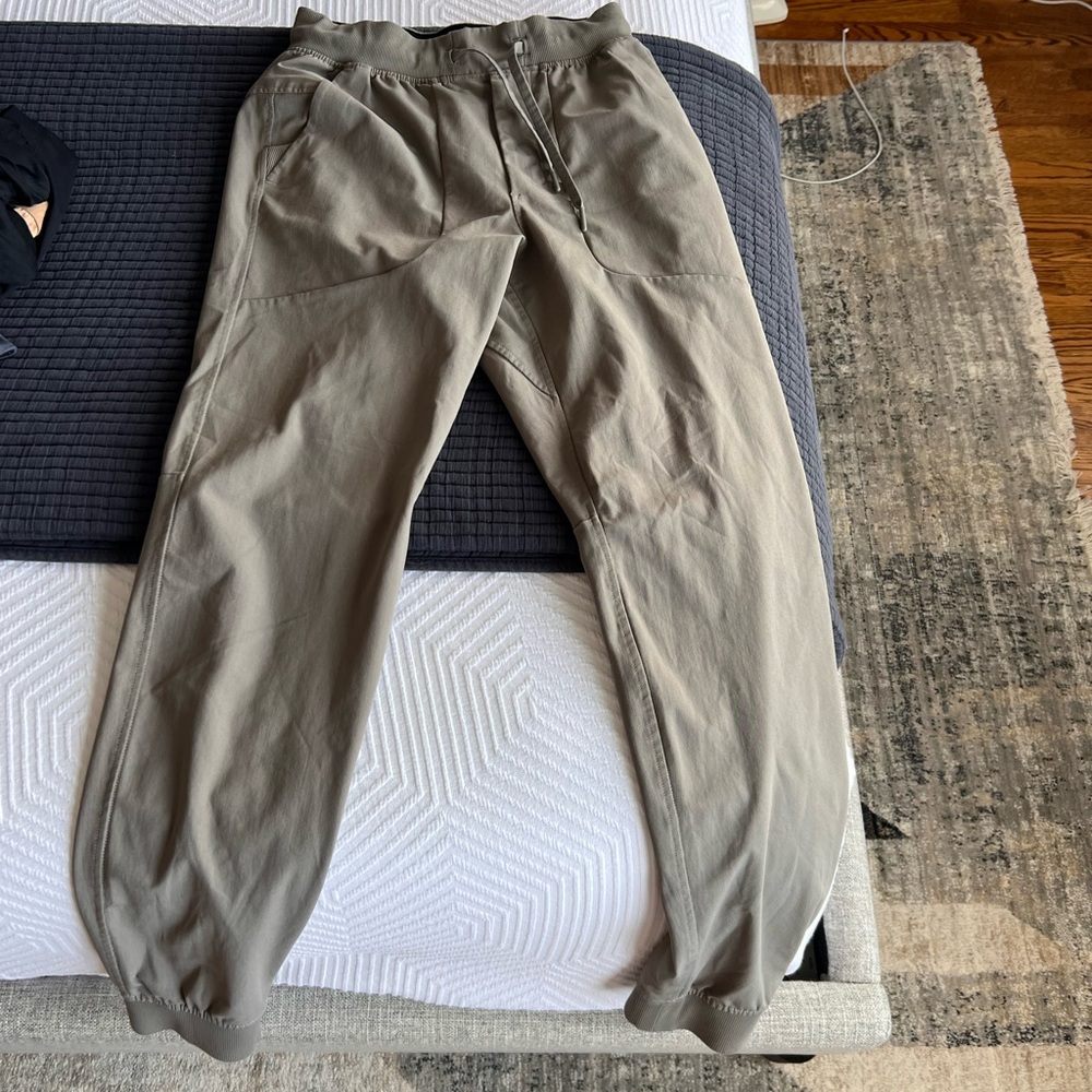 Lululemon men’s size 30 ABC joggers in light olive (like new)